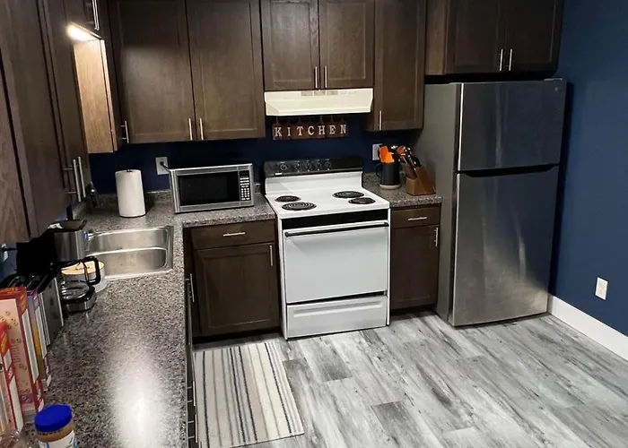 Apartment Entire Level Just Off Interstate, Free Breakfast *