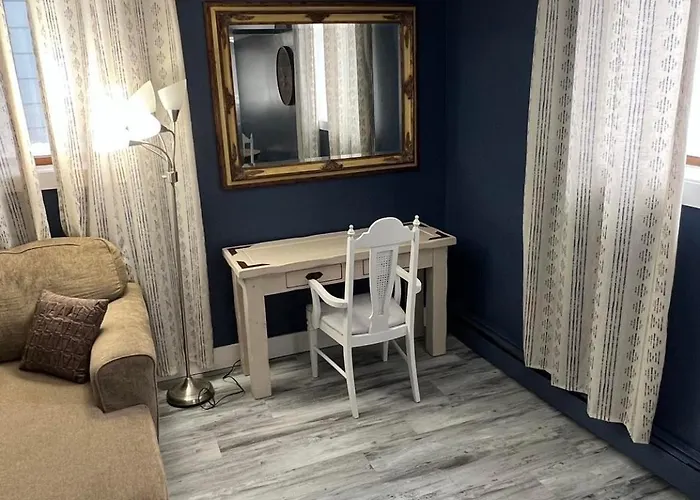 Apartment Entire Level Just Off Interstate, Free Breakfast *
