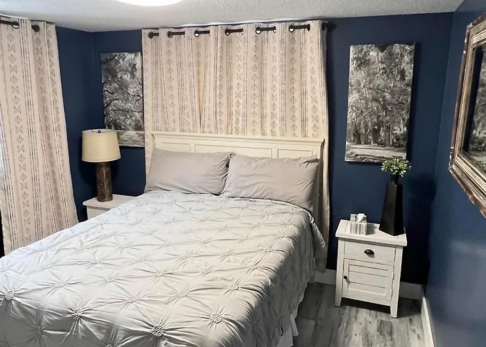 Entire Level Just Off Interstate, Free Breakfast Apartment *