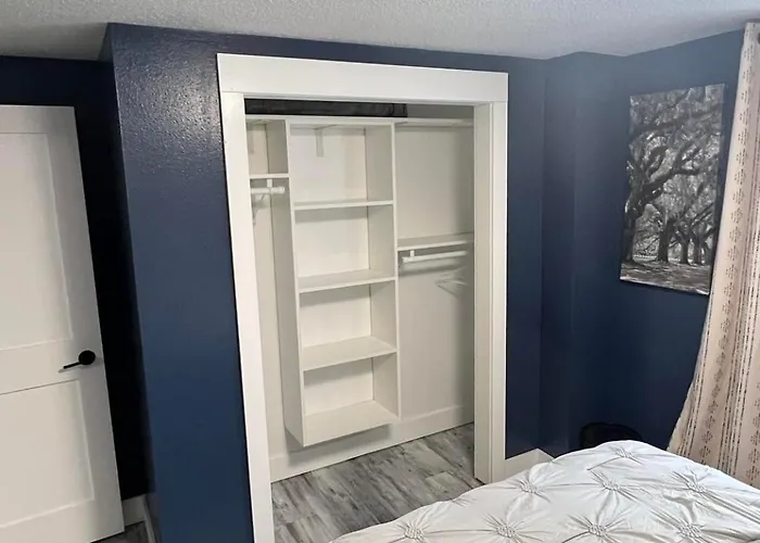 Apartment Entire Level Just Off Interstate, Free Breakfast *