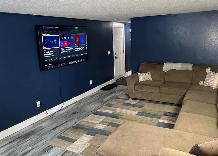Apartment Entire Level Just Off Interstate, Free Breakfast